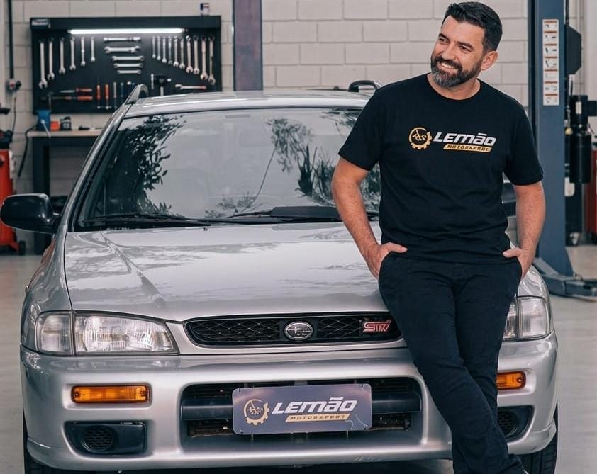 Marcos da Lemão Motorsport ao lado de um Subaru de alta performance